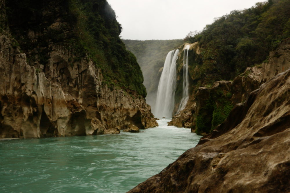 cascadadetamul-Flickr-ReneDelaGarza-1000x667 - Este Pueblo Mágico tiene unas cascadas salidas de un cuento de hadas, aguas turquesas y hermosas cuevas