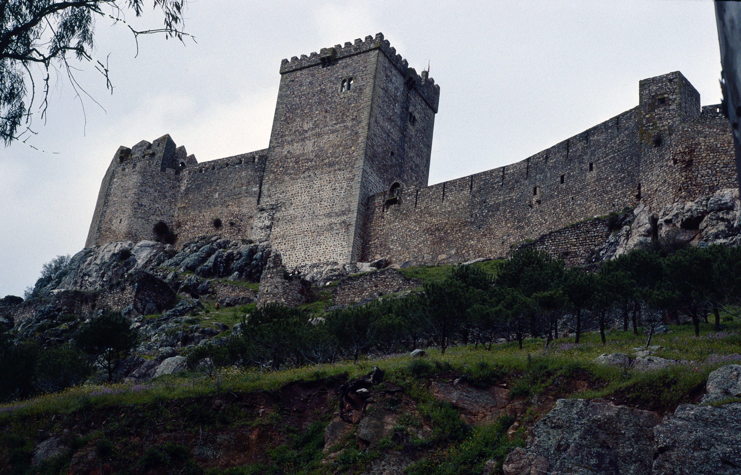 Escapadas: el llamativo castillo emplazado en una montaña a menos de una hora de Badajoz