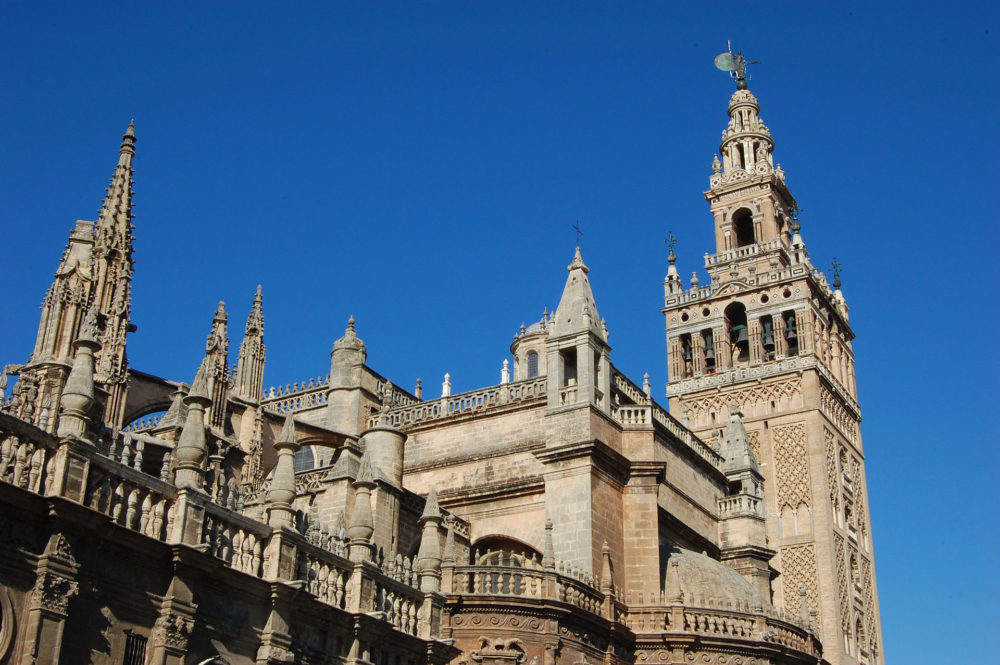 catedral-sevilla-turismo-guia-viaje-1000x665 - Guía de viaje: 5 lugares de Sevilla que no puedes dejar de conocer