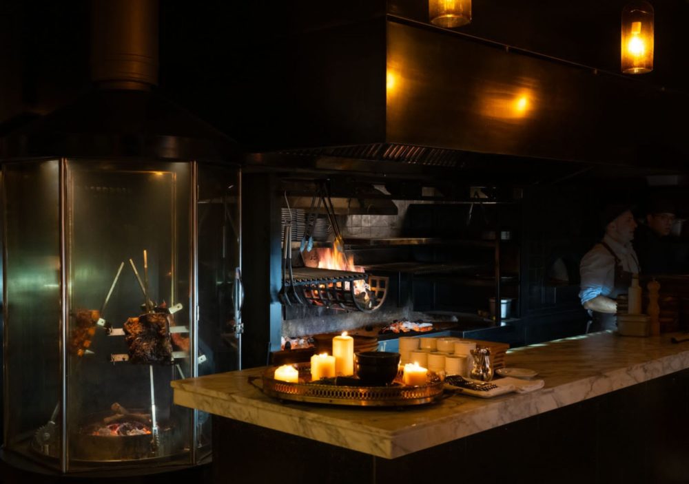 cocina-con-fuego-1000x703 - Ceferino: el nuevo hot spot de Madrid que lleva el asado argentino a otro nivel