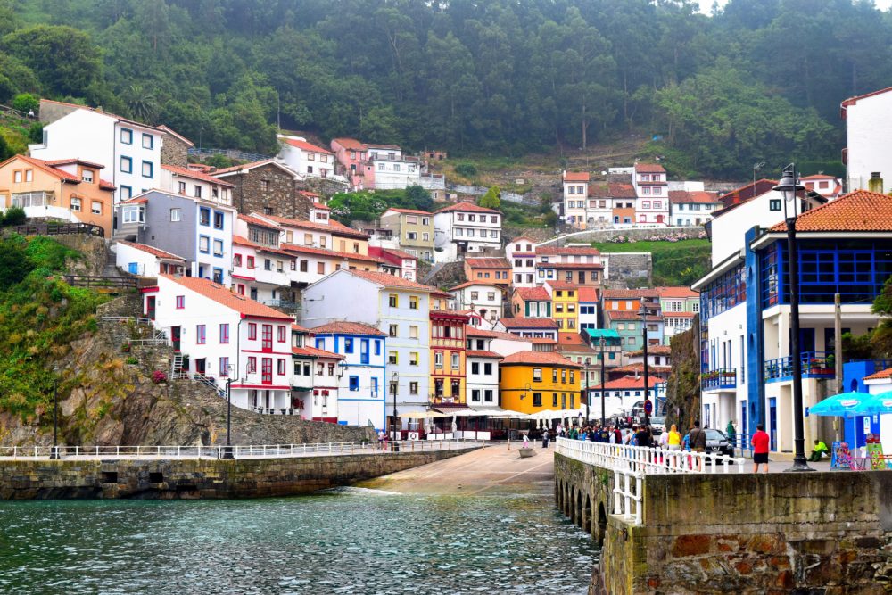 El pueblo asturiano con playas de arenas blancas, cascadas y bonitos valles