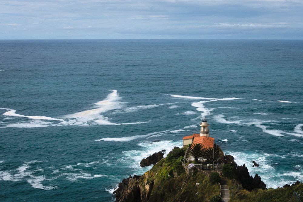 cudillero3-pixabay-1000x668 - El pueblo asturiano con playas de arenas blancas, cascadas y bonitos valles