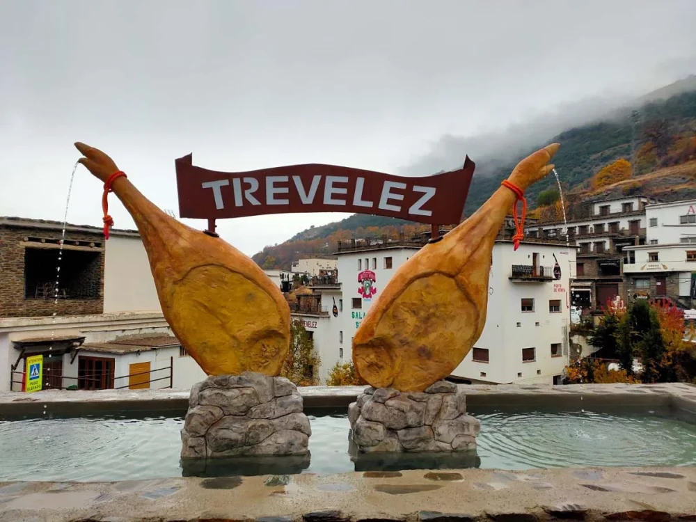 fuente-del-jamon-turismo-trevelez-espana-viajes-pueblo-1000x750 - El bello pueblo de Andalucía para degustar algunos de los mejores jamones de España