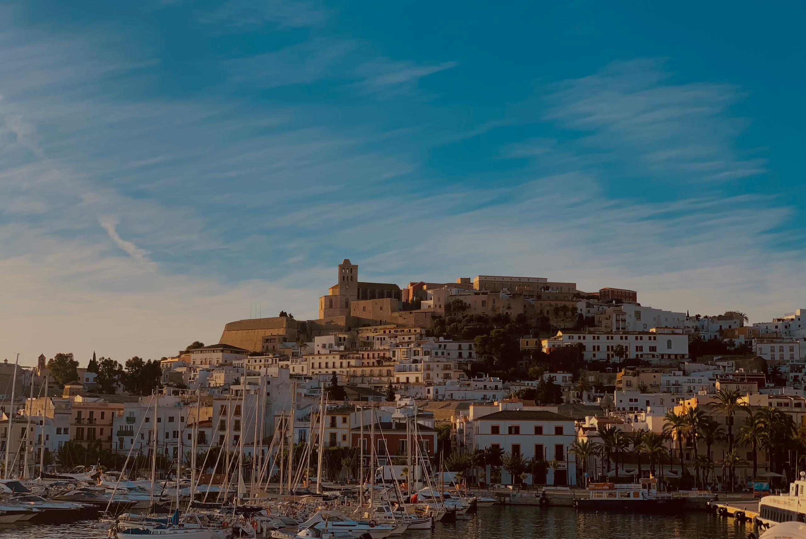 Destinos de lujo: 3 lugares para visitar en Ibiza