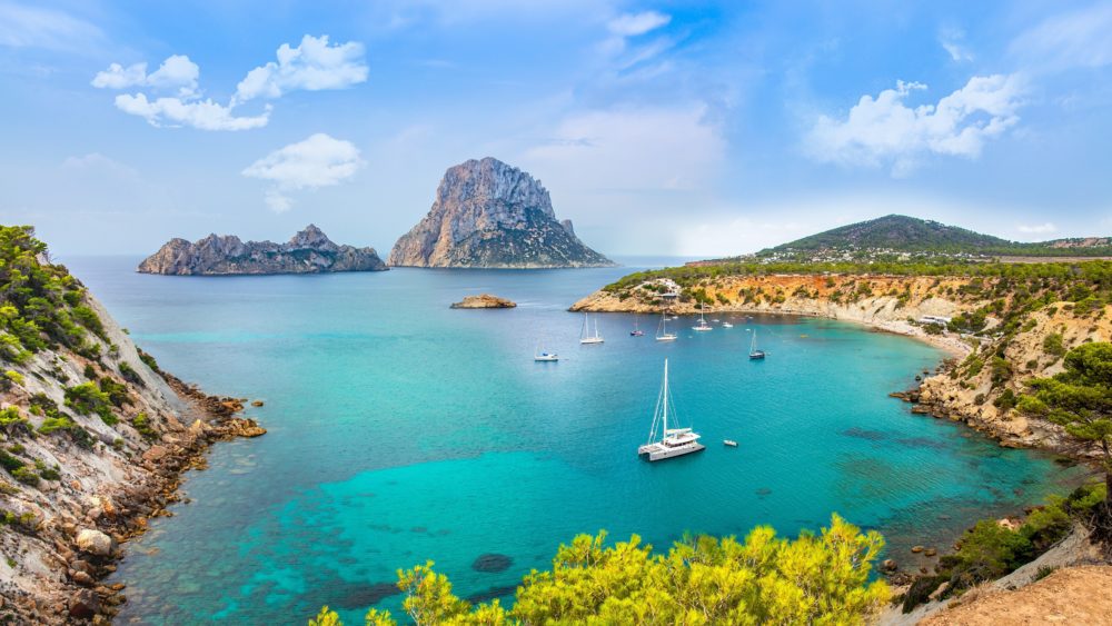 ibiza-pixabay-viaje-lujo-playas-1000x563 - Destinos de lujo: 3 lugares para visitar en Ibiza