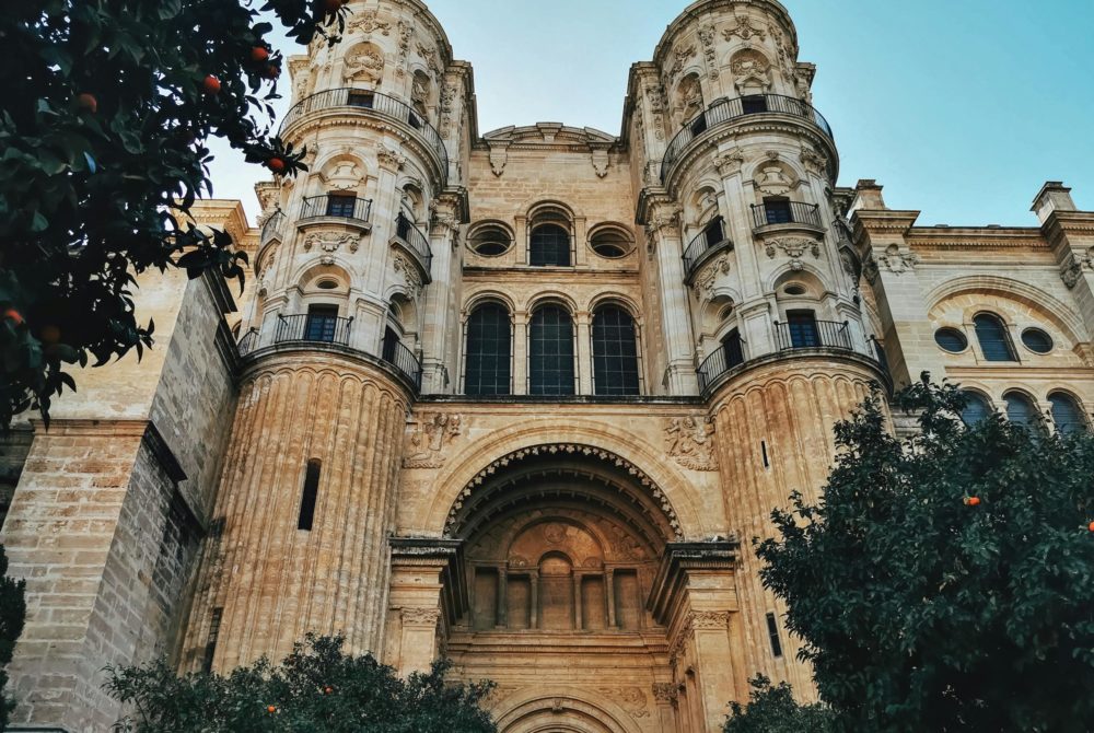 malaga-catedraldelaencarnacion-pexels-viajes-turismo-1000x670 - Guía de viaje: 3 lugares de Málaga para conocer mediante el turismo urbano