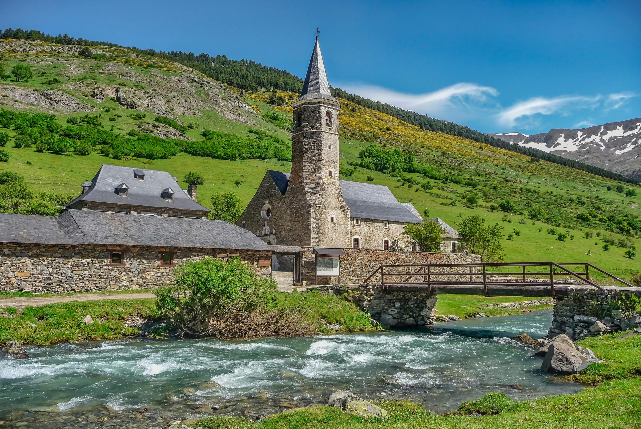 El pueblo catalán abandonado con espectaculares paisajes montañosos que es ideal para el senderismo