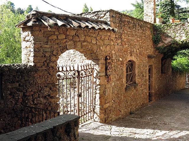 mura-wikimediacommons-Enfo-barcelona-turismo - El pueblo a menos de una hora de Barcelona con la arquitectura medieval más increíble de España