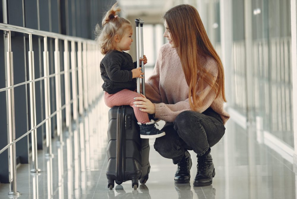 nino-aeropuerto-pasaporte-viaje-turismo-1000x670 - Cómo sacar el pasaporte para los menores de edad: requisitos y costos