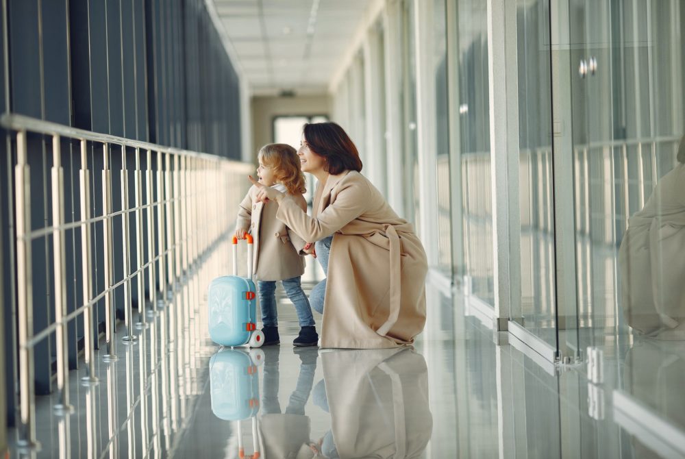 nino-valija-viaje-menores-turismo-pasaporte-1000x670 - Cómo sacar el pasaporte para los menores de edad: requisitos y costos