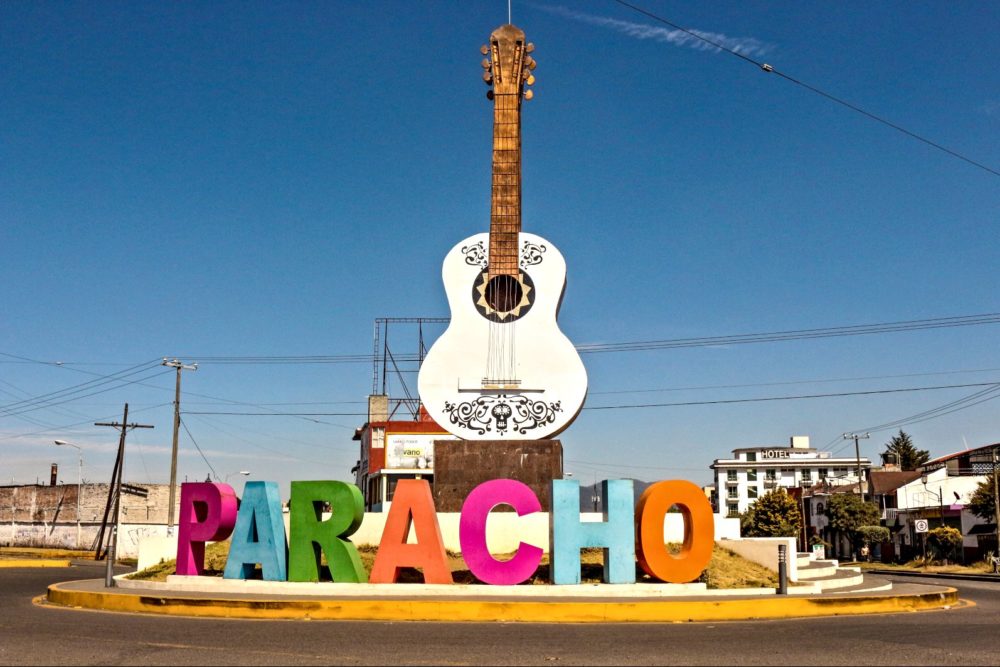 paracho-mexico-guitarra-pueblos-magicos-1000x667 - Este Pueblo Mágico es la capital mundial de la guitarra, está a 2 horas de Morelia y debes conocerlo