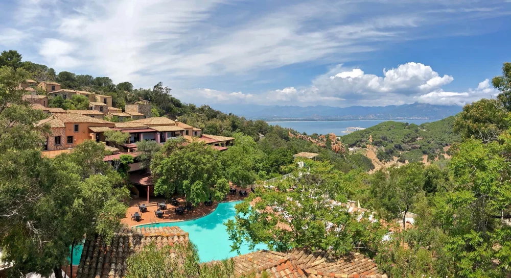 piscina-borgo-cala-moresca-arbatax-park-1000x545 - ¿Cuáles son las "Zonas Azules" del mundo?