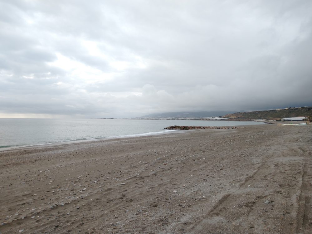 playa-balanegra-wikimedia-1000x750 - Esta bonita playa de Almería tiene aguas cristalinas, es muy tranquila y puedes llevar a tu familia