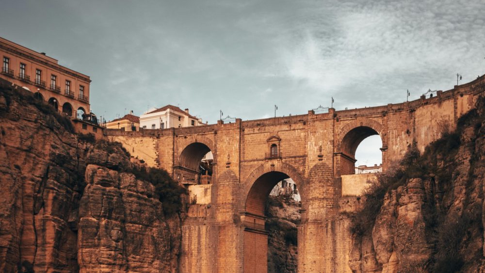 puentederonda-malaga-pexels-turismo-viajes-1000x563 - Guía de viaje: 3 lugares de Málaga para conocer mediante el turismo urbano