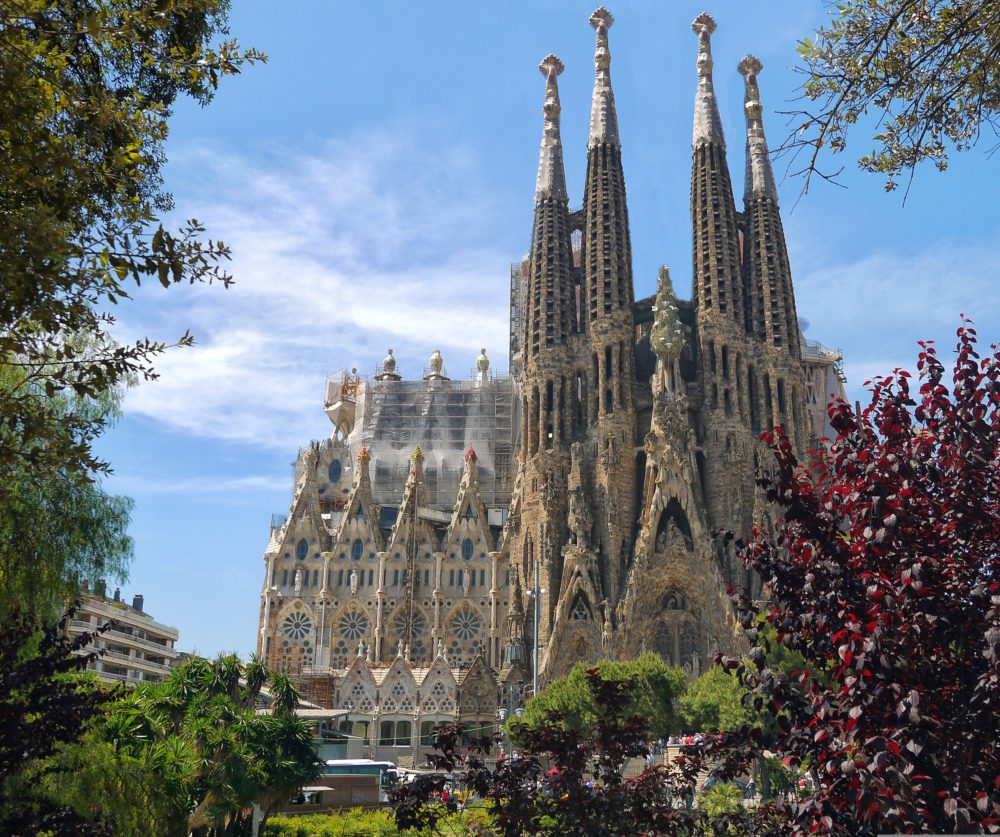 sagrada-familia-pixabay-1000x837 - Guía de viaje: 7 lugares imperdibles de Barcelona