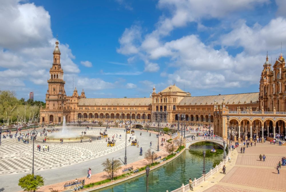 sevilla-espana-1000x670 - El pueblo de Sevilla que tiene la calle más bonita de Europa según la Unesco