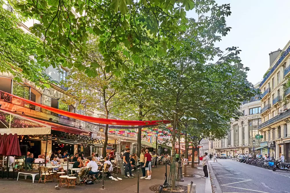 street-restaurant-MARAISPARIS-1000x667 - Este barrio de París cuenta con el mercado de alimentos más antiguo de la ciudad, un speakeasy de fama mundial y un lujoso hotel con vistas increíbles