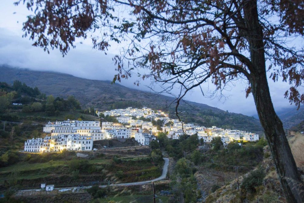 El bello pueblo de Andalucía para degustar algunos de los mejores jamones de España