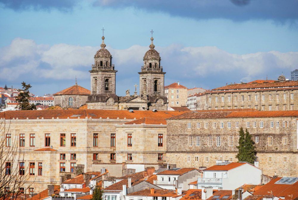 vacaciones-turismo-santiago-de-compostela-pexels-1000x670 - ¿Cuántas Ciudades Patrimonio de la Humanidad hay en España?