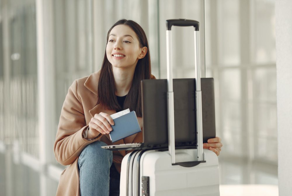 viaje-turismo-aeropuerto-pasaporte-visa-1000x670 - Qué visa se necesita si haces escala en Estados Unidos: cómo tramitarla