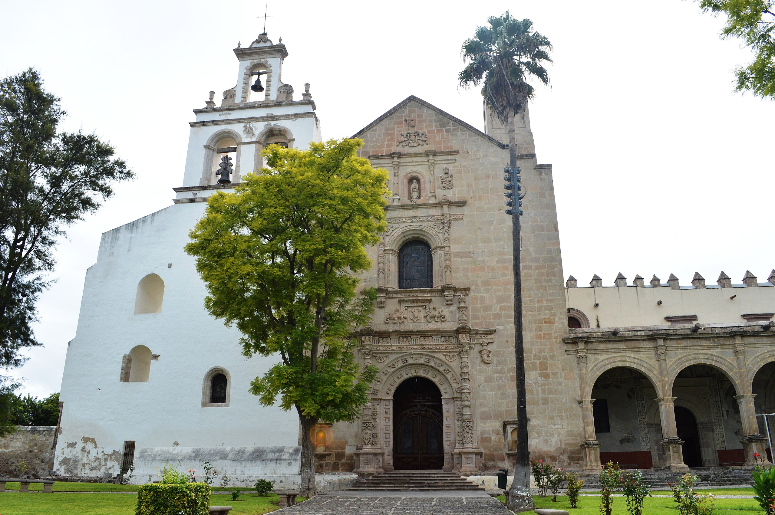 Está a 30 minutos de Morelia, tiene un lago muy bonito y es un Pueblo Mágico con preciosas artesanías