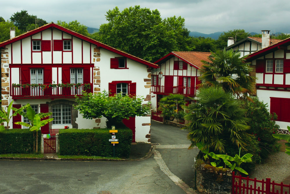 El hermoso pueblo francés que limita con España, tiene preciosas casitas y un bosque de cuento