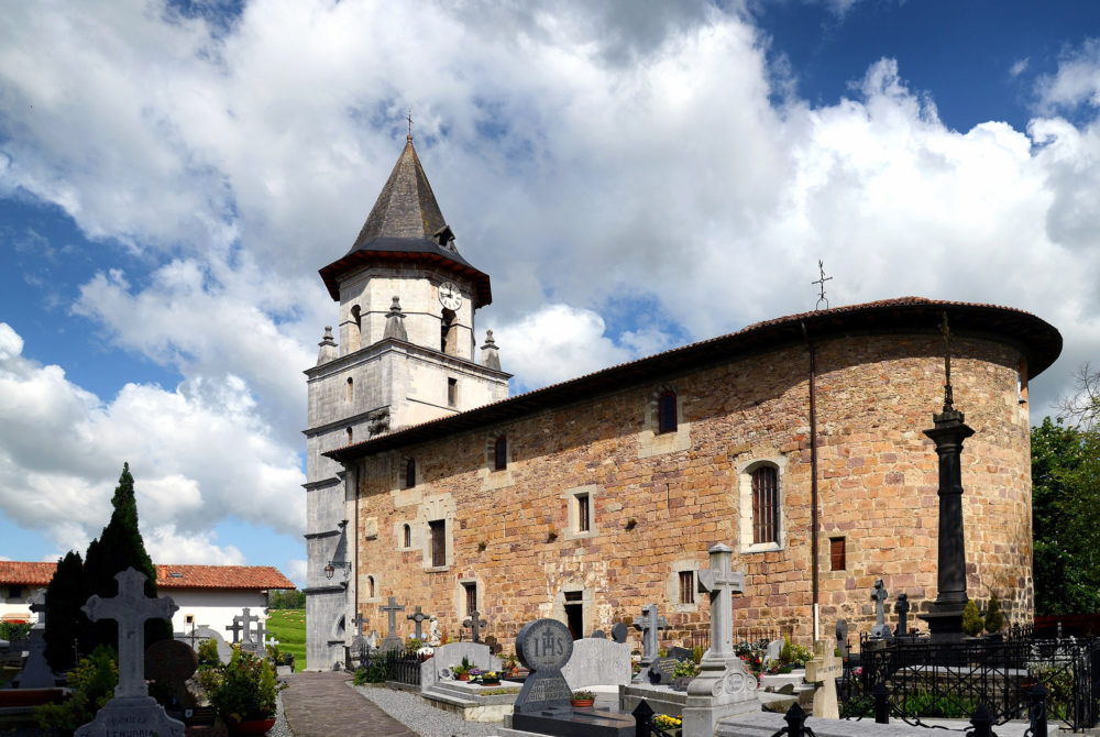 Ainhoa-Iglesia-1000x670 - El hermoso pueblo francés que limita con España, tiene preciosas casitas y un bosque de cuento