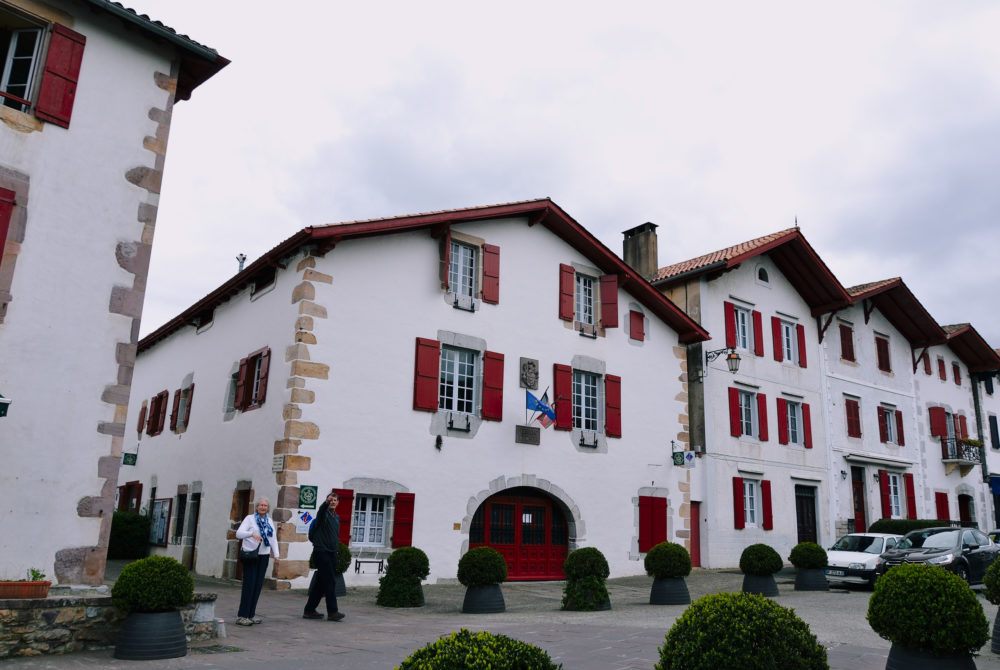 Ainhoa-Portada-1000x670 - El hermoso pueblo francés que limita con España, tiene preciosas casitas y un bosque de cuento
