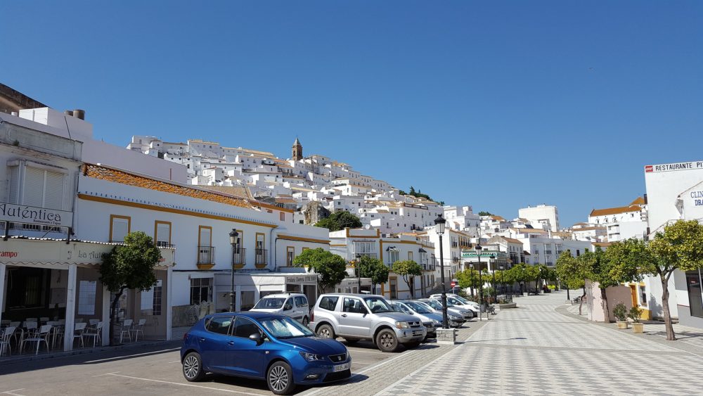 El majestuoso pueblo blanco a 45 minutos de Cádiz con bellas callecitas y hermosas montañas