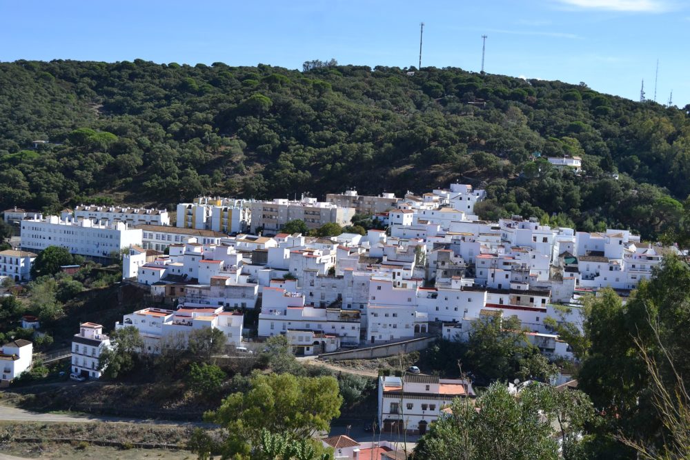 AlcaladelosGazules2-Emilio-J.-Rodriguez-Posada-en-Wikimedia-Commons-1000x667 - El majestuoso pueblo blanco a 45 minutos de Cádiz con bellas callecitas y hermosas montañas