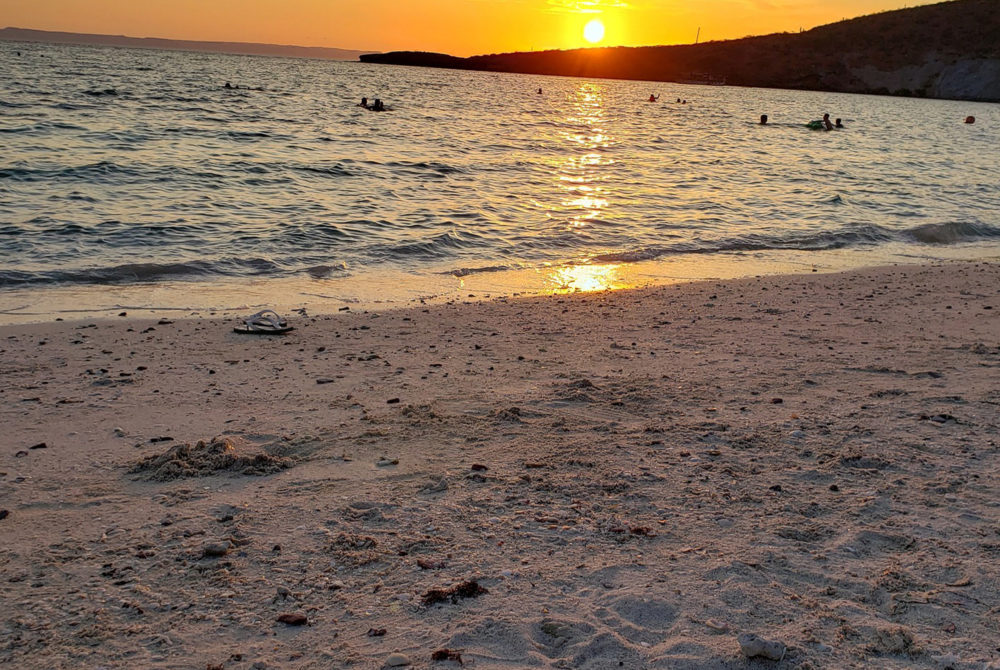 La playa poco concurrida de México a la que solo se accede por barco, tiene un volcán inactivo y aguas celestes