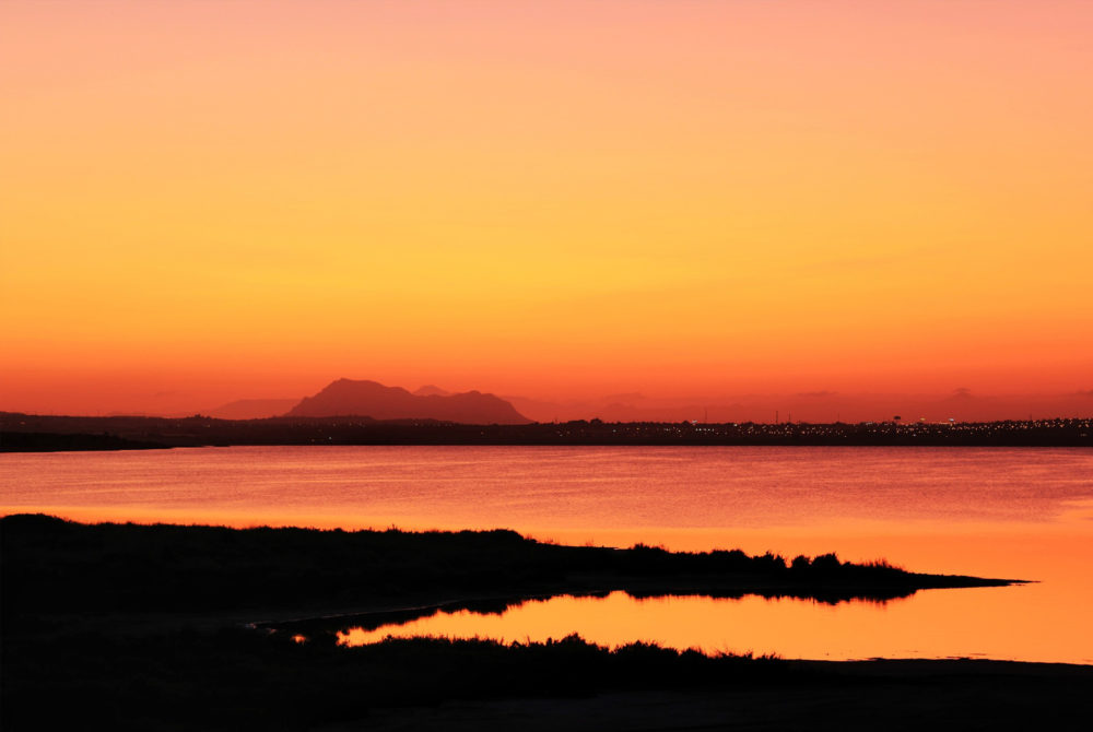 El lago con aguas de color rosa que está en Alicante y tiene propiedades terapéuticas