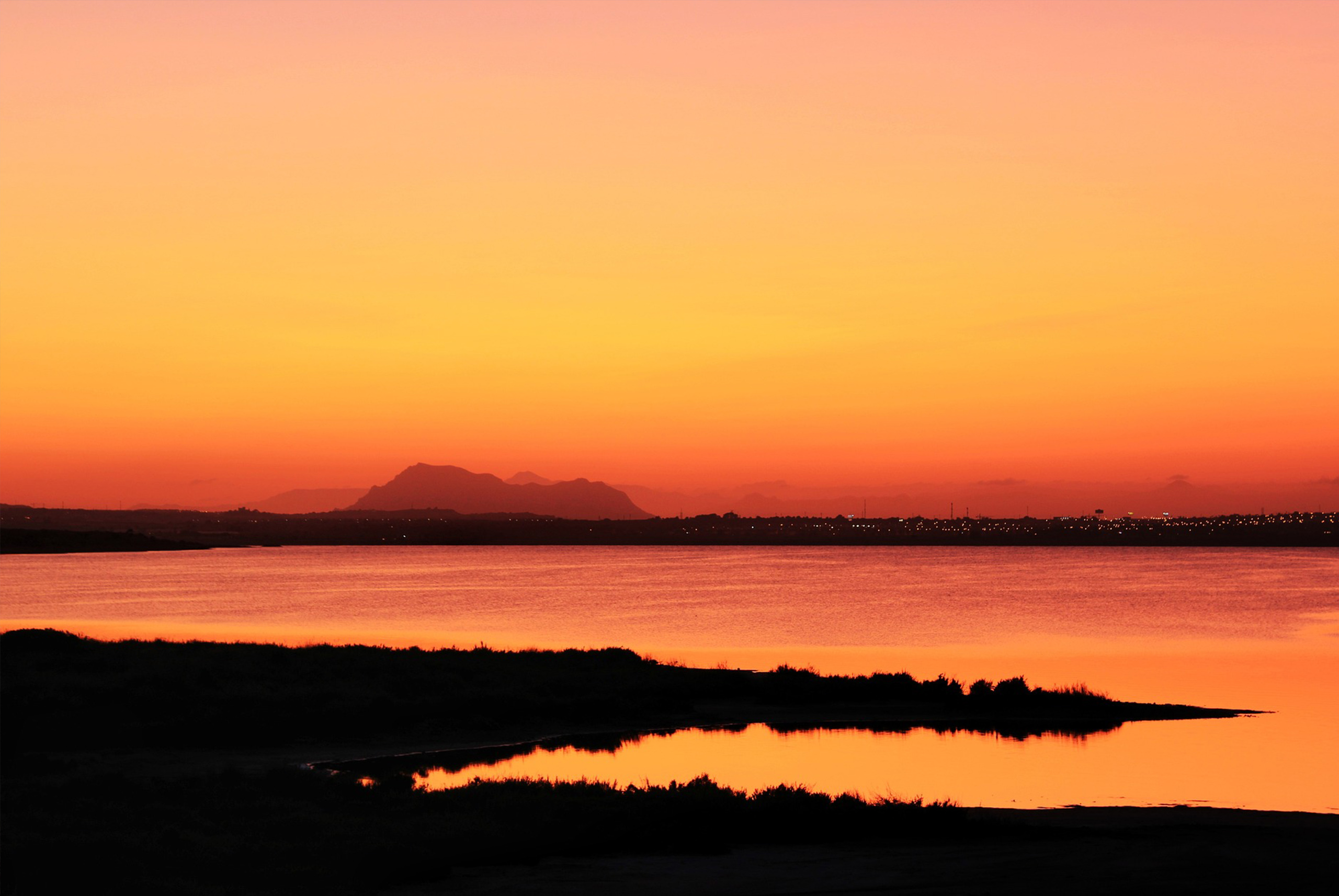 El lago con aguas de color rosa que está en Alicante y tiene propiedades terapéuticas