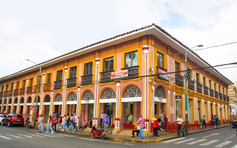 BUGAUNAESPIRALDETIEMPOTeinvitamosasumergirteenlostiemposquepermanecendetenidosenlasentranasdelaBugaantigua.Fundadaen1570ybajounestiloarquitectonicocolonialyrepublicanoGuadala-1-1000x627 - El bonito Pueblo Patrimonio a 1 hora de Cali con exquisitos platillos y un Cristo redentor al que le atribuyen milagros