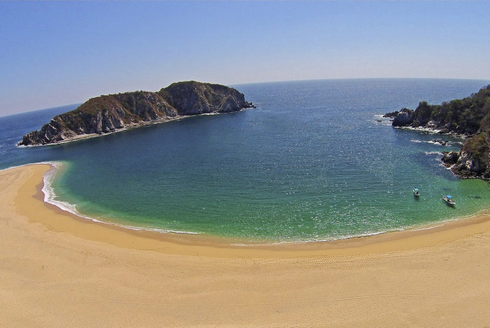 Bahia-de-Cacaluta-1000x670 - Las preciosas playas vírgenes de Oaxaca que fueron escenario de una famosa película y tienen acceso exclusivo