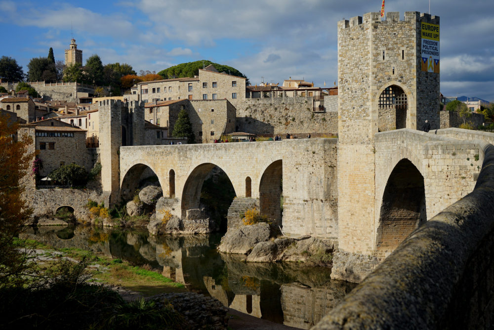 Es uno de los pueblos medievales más lindos del mundo, está en Girona y en él se filmó una famosa serie de HBO