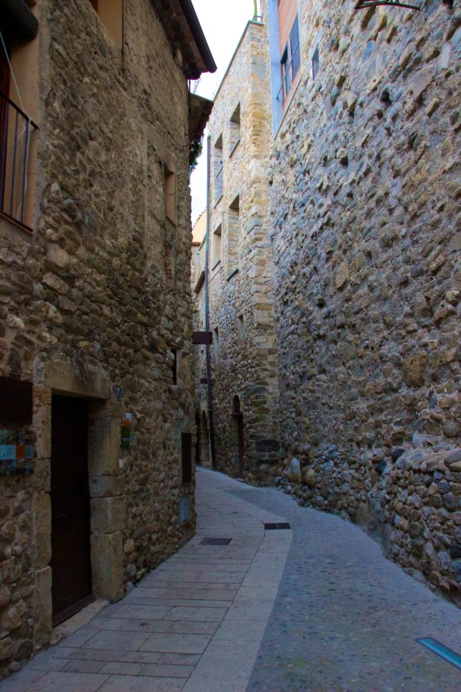 Besalu-Flickr-ManelZaera-2-667x1000 - Es uno de los pueblos medievales más lindos del mundo, está en Girona y en él se filmó una famosa serie de HBO