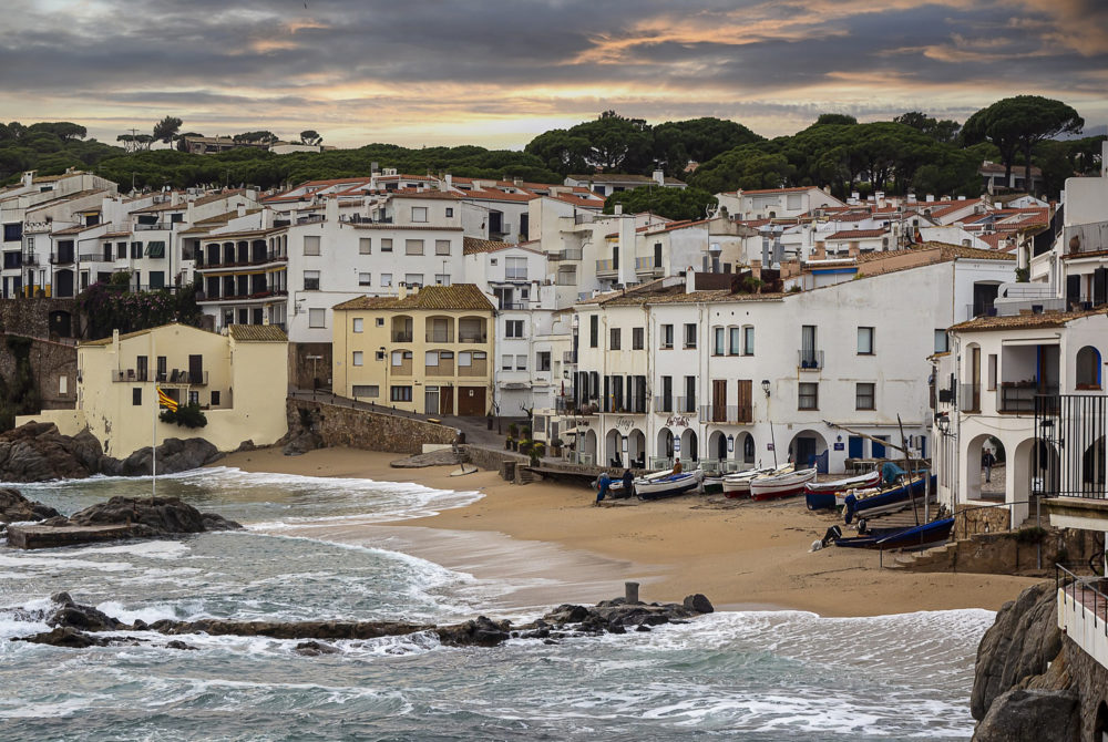 El pueblito pesquero que es una joya oculta de la Costa Brava y tiene preciosas playas