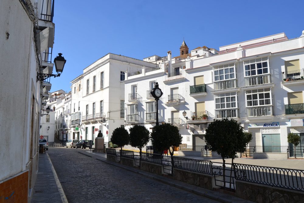 Callejeando_por_Alcala_de_los_Gazules_37199384144-1000x667 - El majestuoso pueblo blanco a 45 minutos de Cádiz con bellas callecitas y hermosas montañas