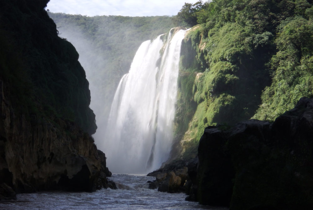Cascada-Tamul2-1000x670 - La bonita cascada de San Luis Potosí que te enamorará con sus aguas celestes y hermosos paisajes