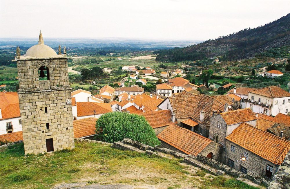 El precioso pueblo portugués muy cerca de España con un castillo que es uno de los más bellos del mundo, según la Organización Mundial del Turismo