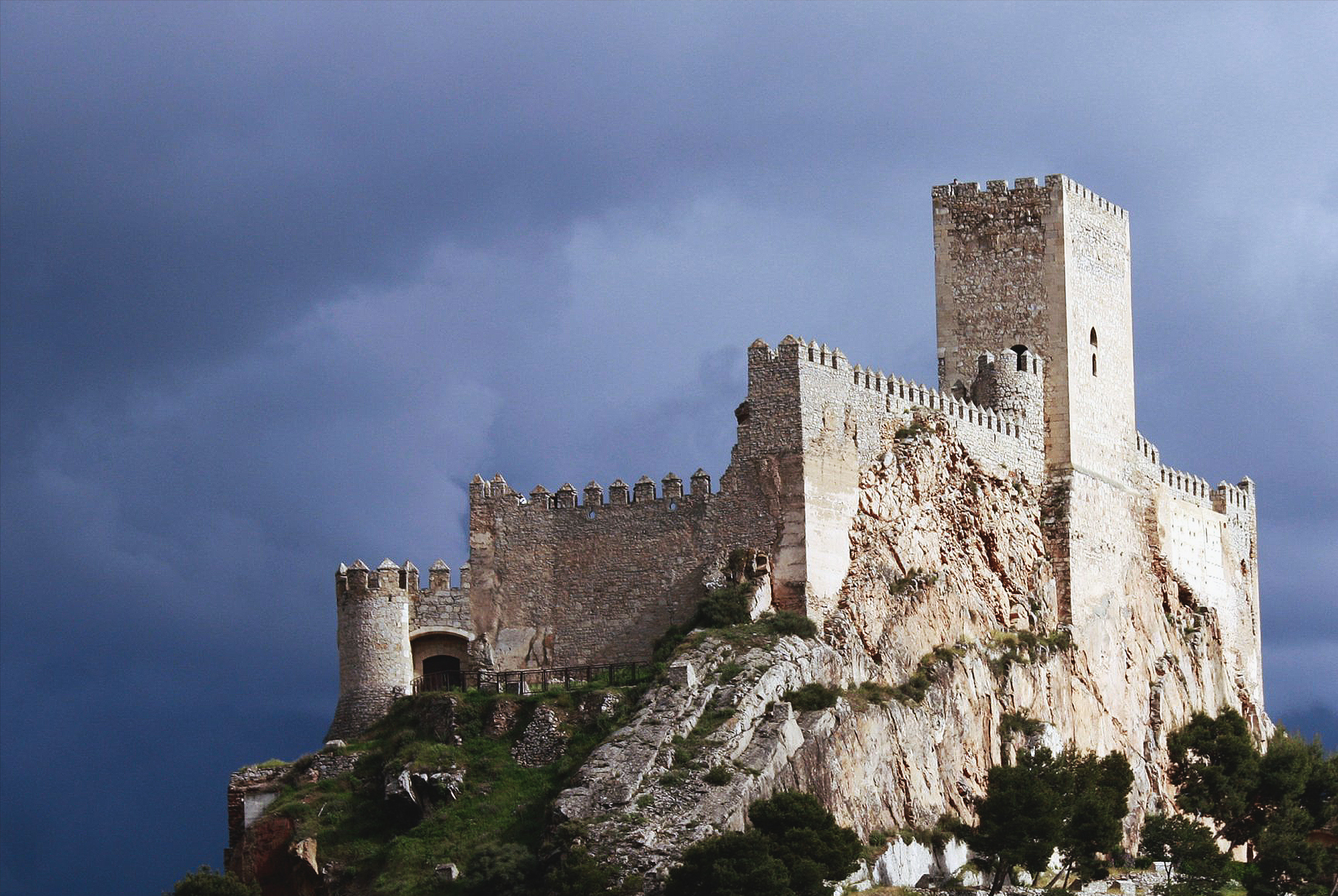 El pueblo de Albacete con un imponente castillo, un hermoso embalse y un restaurante con 2 estrellas Michelin