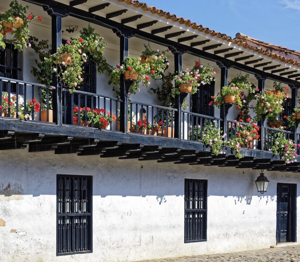 Este pueblo de Boyacá tiene hermosas casitas con flores y es la fábrica de balones de fútbol artesanales más importante del mundo