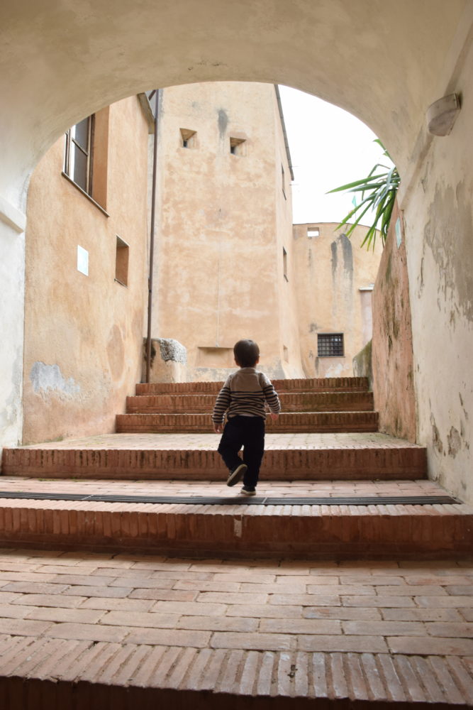 Copia-de-castel-san-giovanni-667x1000 - Finalborgo, uno de los pueblos medievales más bonitos y mejor conservados de Italia
