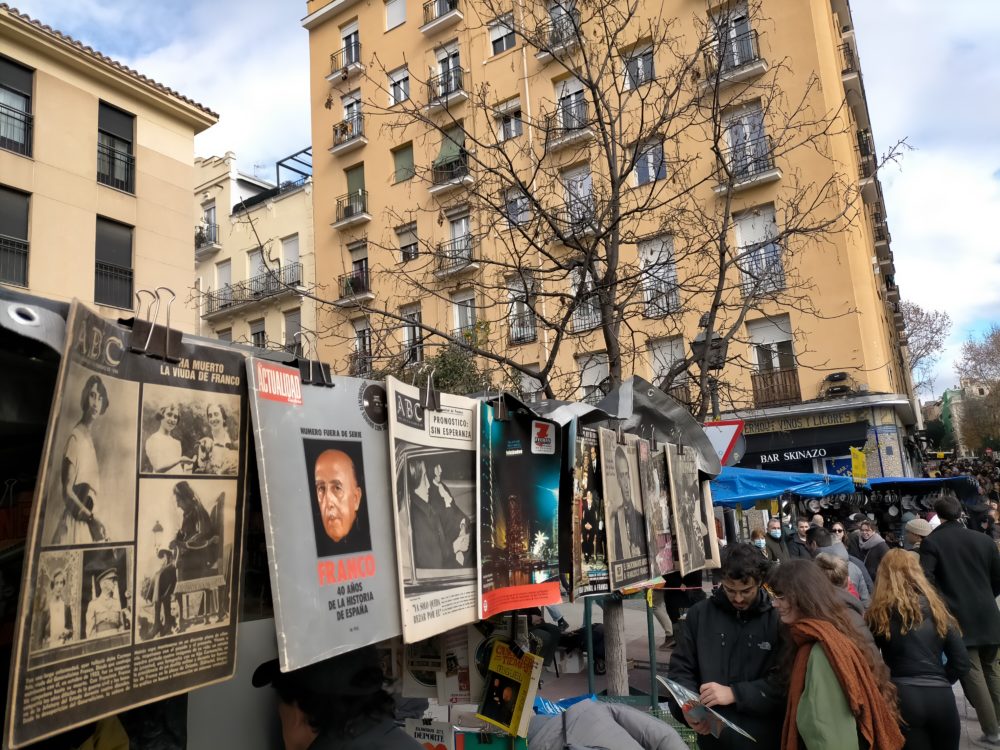 El_Rastro_de_Madrid_y_alrededores_en_enero_de_2023_02-1000x750 - ¿Qué días se pone el Rastro de Madrid?