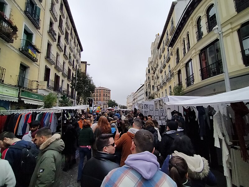 El_Rastro_de_Madrid_y_alrededores_en_enero_de_2023_30 - ¿Qué días se pone el Rastro de Madrid?