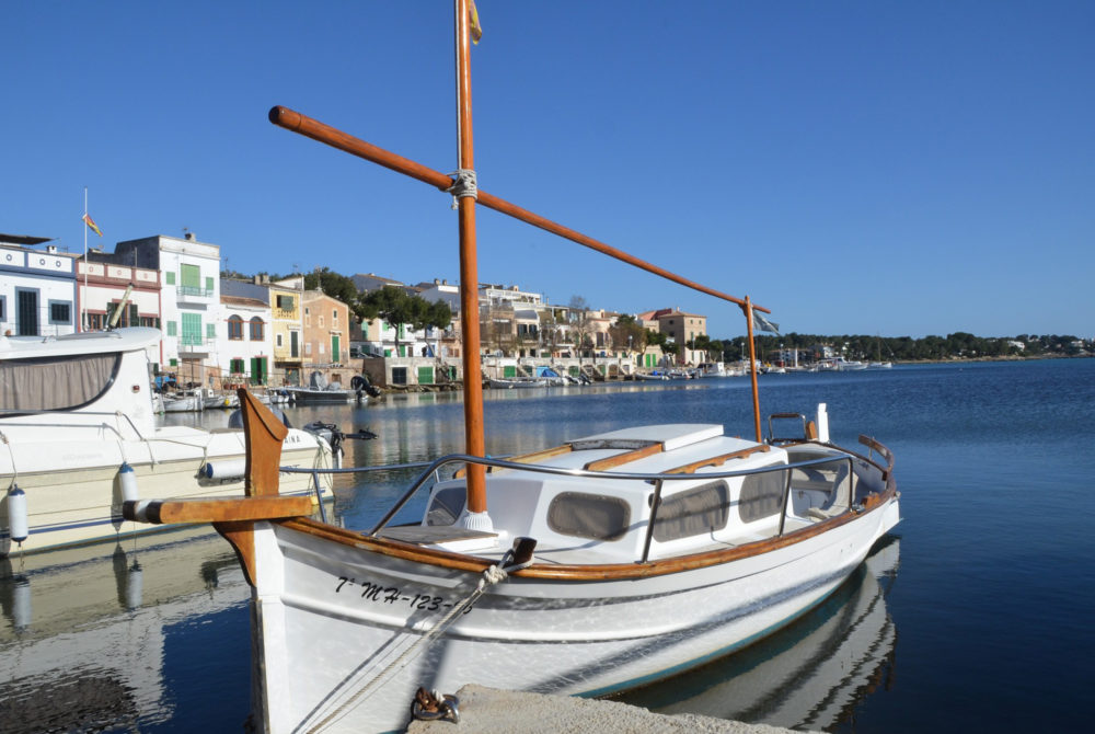 Embarcacion-Portocolom-1000x670 - El pueblito que casi nadie visita en las islas Baleares y tiene hermosas playas de arena blanca y aguas turquesas