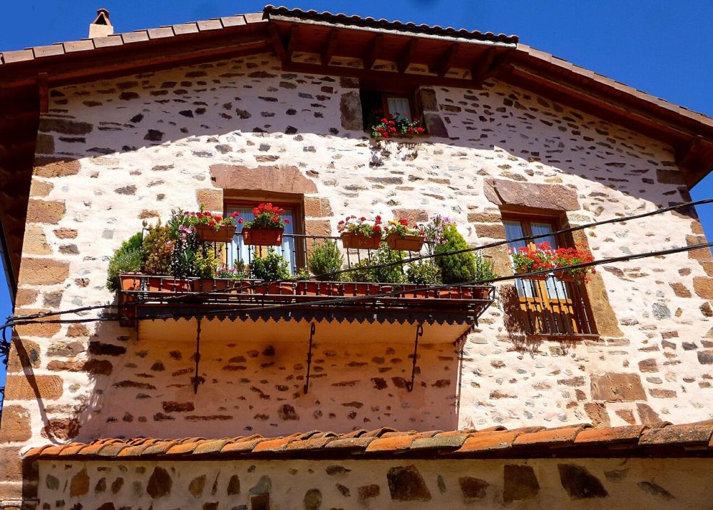 Ezcaray-Wikimediacommons-Zarateman-1000x716 - Este pueblito de montaña de La Rioja tiene unas preciosas casas y las mejores croquetas de España