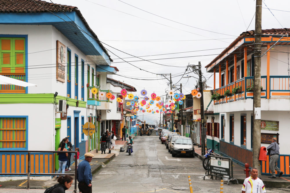 Filandia-Bernard-Gagnon-Wikimedia-Commons-1000x667 - El colorido pueblito colombiano que fue reconocido como uno de los mejores destinos rurales para visitar por la Organización Mundial del Turismo