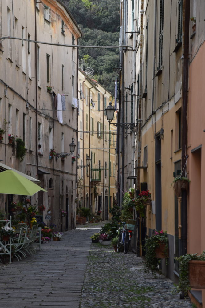 Finalborgo-667x1000 - Finalborgo, uno de los pueblos medievales más bonitos y mejor conservados de Italia